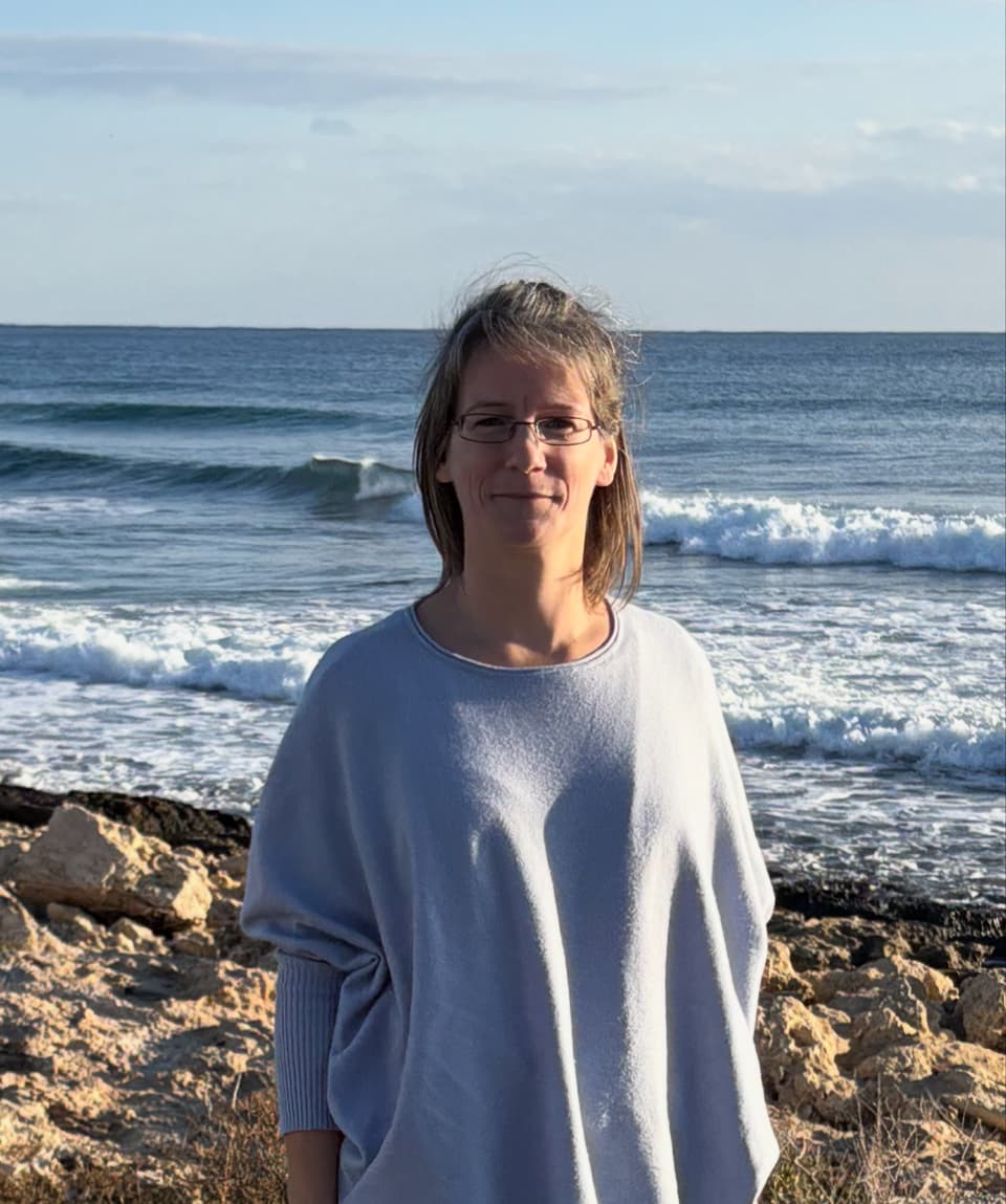 Portrait von Ordnungscoach Miriam am Strand